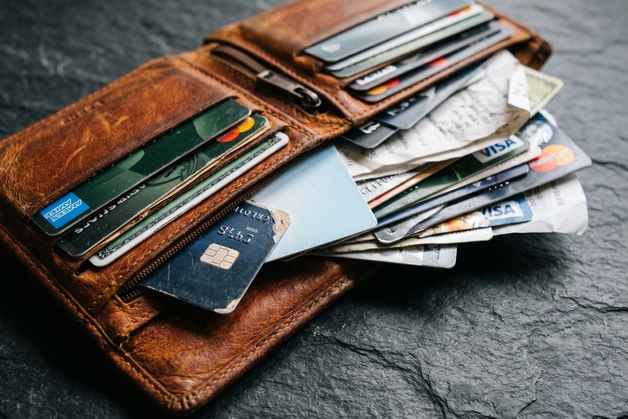 Bar chart comparing estimated vs. actual monthly subscription spending per American household