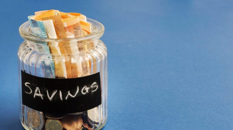 Americans with less than $1,000 in savings: infographic showing key statistics and insights