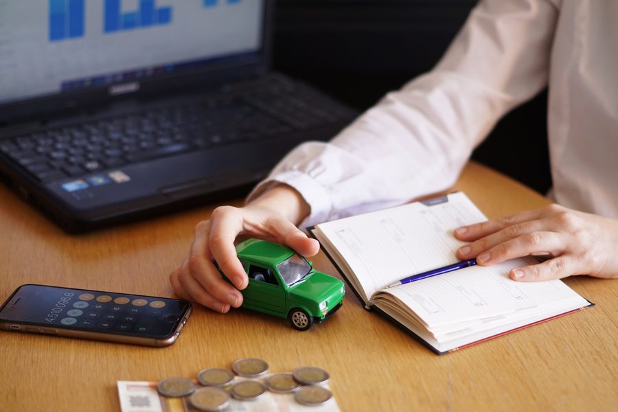 Graphic comparing new car price, down payment, and loan amount for 20% vs 10% down.