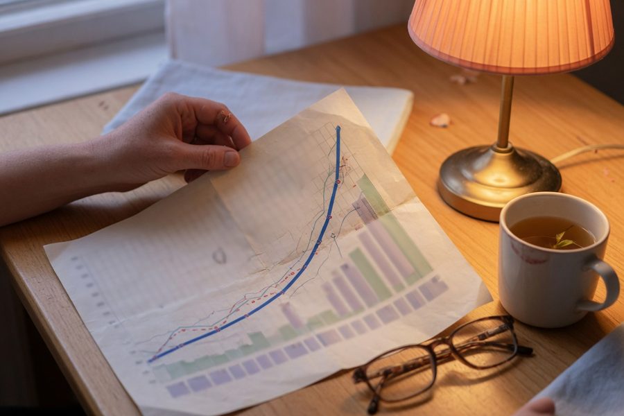 A growth chart comparing a $10,000 investment with and without dividend reinvestment over 20 years