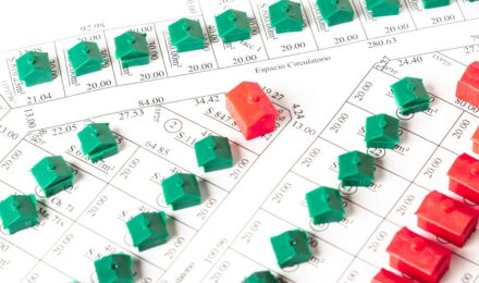 Chart comparing real estate crowdfunding returns to public REITs and debt offerings