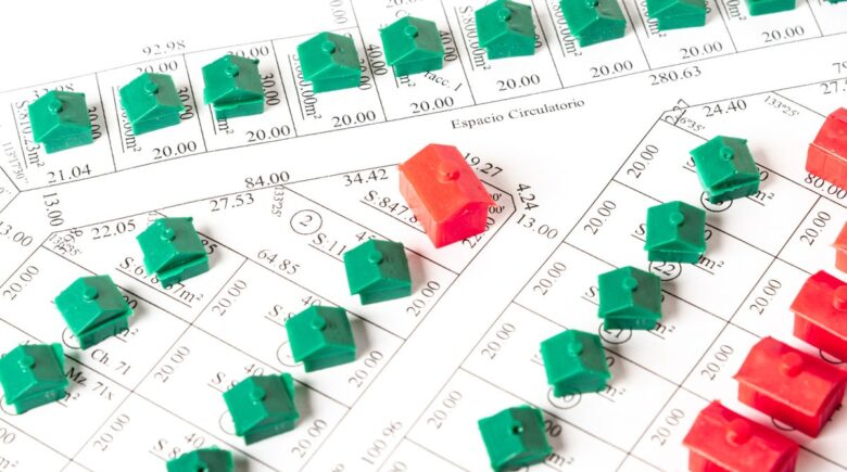 Chart comparing real estate crowdfunding returns to public REITs and debt offerings